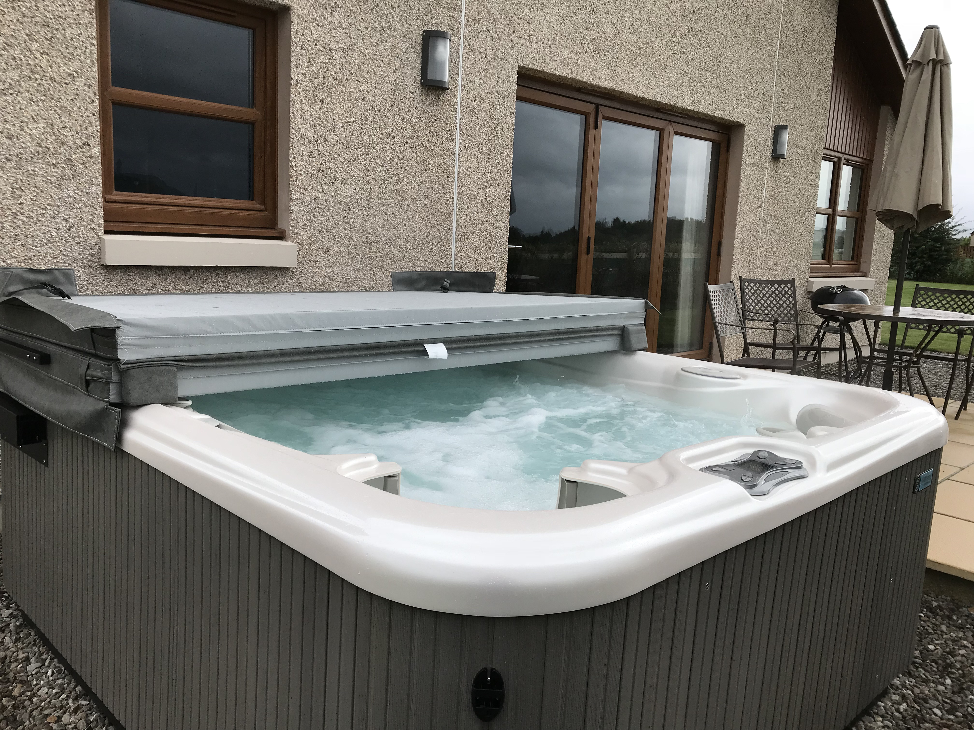 Private 6 person hot-tub